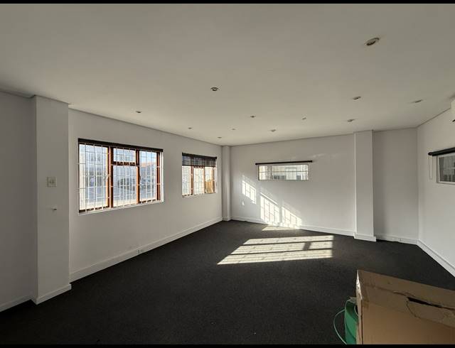 2,330M² WAREHOUSE TO LET IN RETREAT